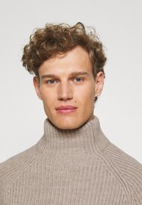 DRYKORN ARVID - Camisola - braun