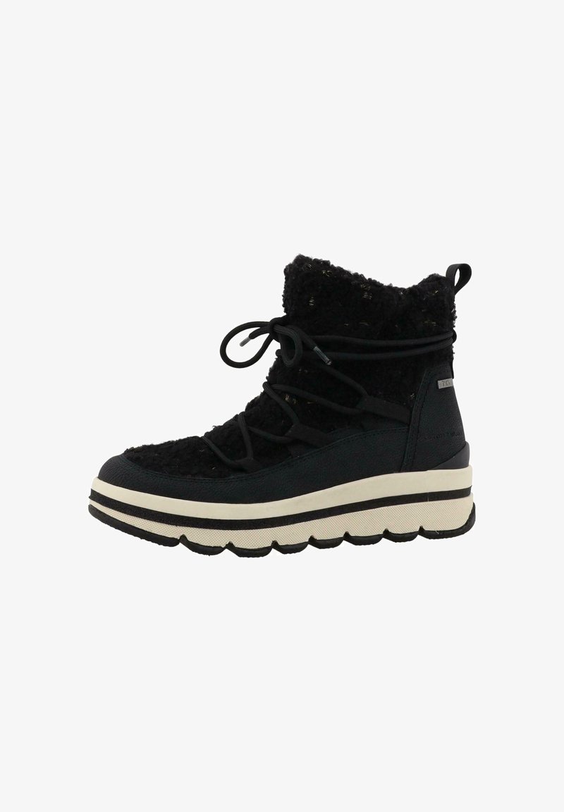 Zwarte enkelboots met een gestructureerde bovenkant en een beige rubberen zool. Voorzien van een vetersluiting en een treklus aan de achterkant voor makkelijk aan- en uittrekken.