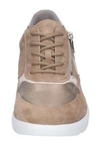 Suède sneakers in lichtbruin met textuurpanelen, vetersluiting en zijrits. Witte rubberen zool en zachte binnenvoering.