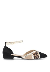 Zapato plano de ante negro y cuero beige con punta afilada, correa en el tobillo, detalles en dorado y panel con estampado de leopardo.