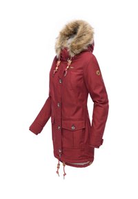 Czerwona kurtka z kapturem wyłożonym futrem, dwoma przednimi kieszeniami i guzikami. Posiada regulowane sznurki i elegancki, dopasowany krój.