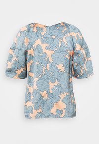 Korte mouwen blouse in perzik met een blauw bloemenpatroon, met een relaxte pasvorm en een ronde hals. Glad stof met een subtiele glans.