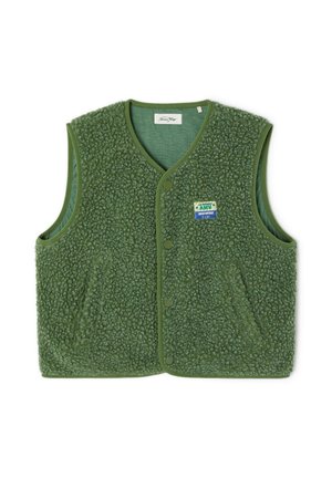 Gilet verde in lana senza maniche con chiusura a bottoni, due tasche frontali e un piccolo patch rettangolare sul petto sinistro.
