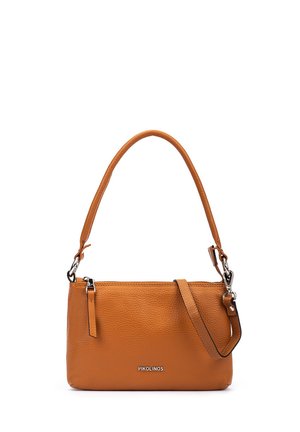 Petit sac à main en cuir beige avec une fermeture éclair sur le dessus, une poignée courte, une bandoulière amovible et des accents métalliques argentés.