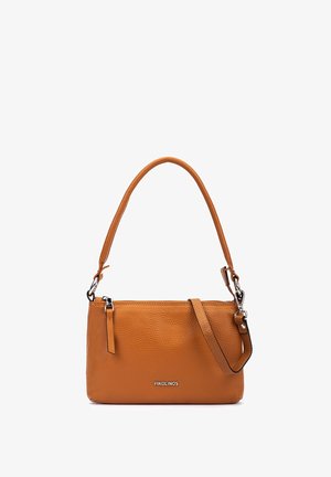 Petit sac à main en cuir beige avec une fermeture éclair sur le dessus, une poignée courte, une bandoulière amovible et des accents métalliques argentés.