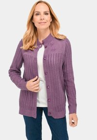 Paarse gebreide cardigan met knoopsluiting, met een gestructureerd patroon en geribbelde randen. Aanvullende bloemenborduursels bij de halslijn.