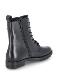 Bottines en cuir noir avec un bout rond, dotées d'une fermeture éclair sur le côté et d'un laçage à l'avant. Fini texturé et semelle en caoutchouc plate.