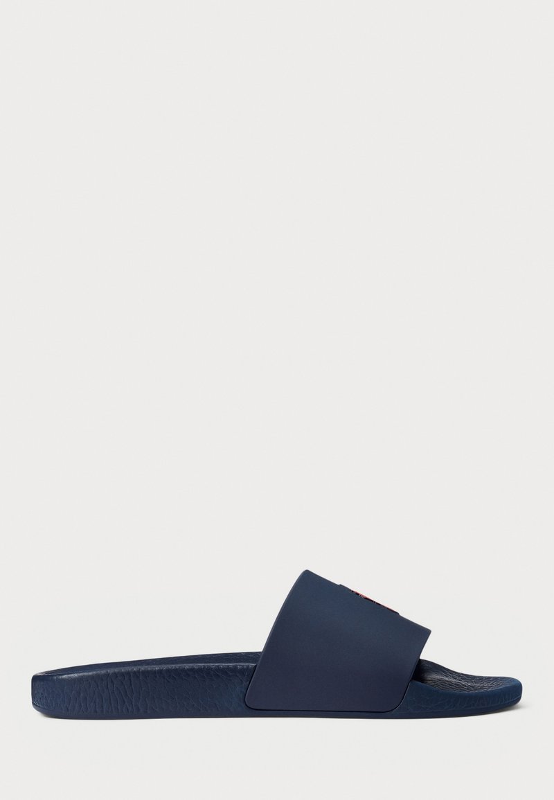 Sandale glissante marine en caoutchouc ; dotée d'une large sangle et d'une semelle intérieure texturée ; design minimaliste avec une semelle plate et sans logos visibles.