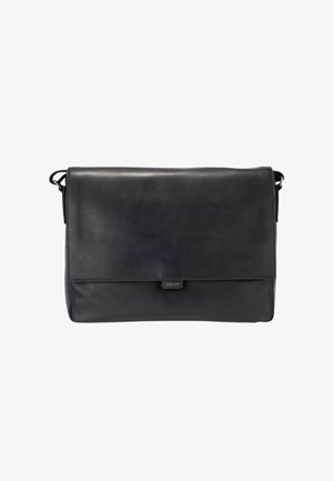 Zwarte lederen postbode tas met een gladde afwerking, rechthoekige vorm, voorsluitsklep en een klein logodetail in het midden. Inclusief verstelbare band.