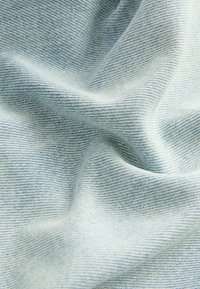 Țesătură din denim de un albastru deschis, cu o textură moale, prezentând un model discret cu nervuri și o cădere ușoară, ideală pentru îmbrăcăminte casual.
