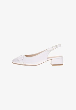 Weiße Slingback-Schuhe mit runder Zehenpartie, die mit einer kleinen Schleifenakzentuierung und einem niedrigen Blockabsatz ausgestattet sind. Hergestellt aus glattem Leder mit minimaler Nahtführung.