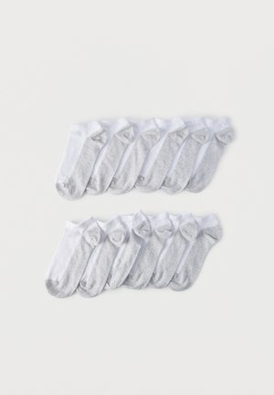 Deux rangées de chaussettes basses blanches avec des zones talon et orteils gris clair, chaque rangée contenant sept paires, disposées sur un fond uni.