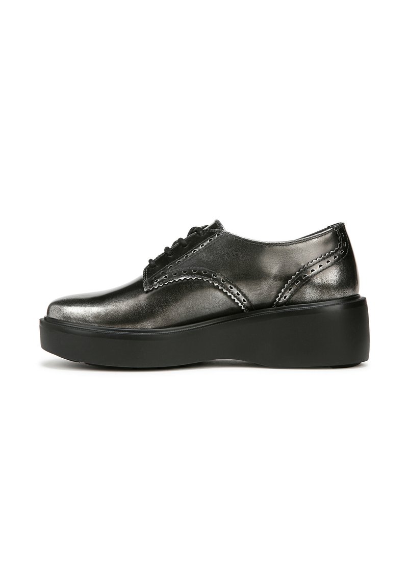 Scarpe oxford in pelle nera con finitura lucida, design con lacci, cuciture decorative e una robusta suola platform nera.
