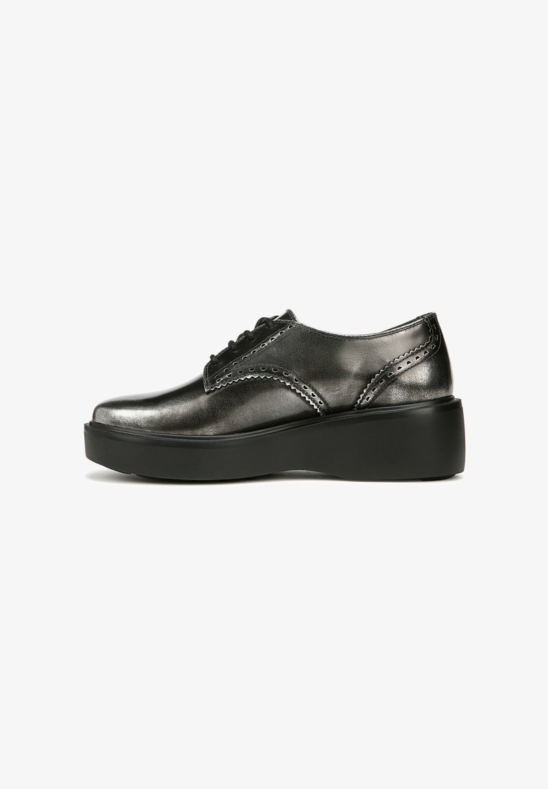 Scarpe oxford in pelle nera con finitura lucida, design con lacci, cuciture decorative e una robusta suola platform nera.