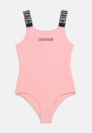 Pinkfarbiger Badeanzug mit schwarzen Calvin Klein Marken-Schulterriemen und "CALVIN KLEIN" auf der Brust gedruckt.