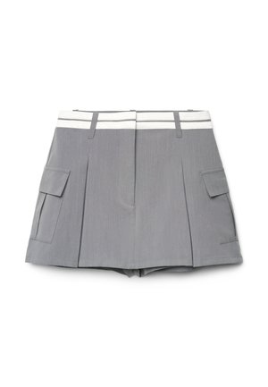 Minigonna grigia plissettata con fascia in vita bianca e tasche cargo laterali, distesa su uno sfondo bianco.