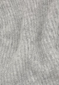Țesătură tricotată de culoare gri deschis, cu un model texturat. Textură moale și pufoasă, cu fire vizibile și un design ribbed pe tot parcursul.