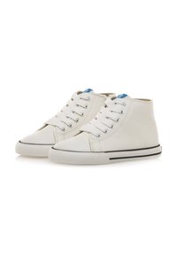 Sneakers alte bianche in materiale canvas, con punta rotonda e dettagli neri sulla suola. Con lacci attraverso occhielli e dettagli blu sulla linguetta.