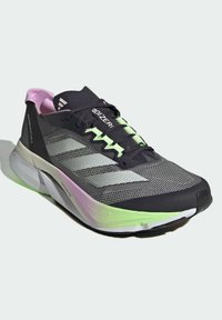 Baskets de course noires et grises avec une tige texturée, des accents roses et verts, et un design léger. Comprend trois bandes et un système de laçage.