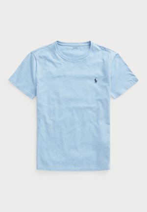 Tricou din bumbac de culoare albastru deschis, cu mâneci scurte, având un guler rotund și un mic logo brodat pe partea stângă a pieptului.