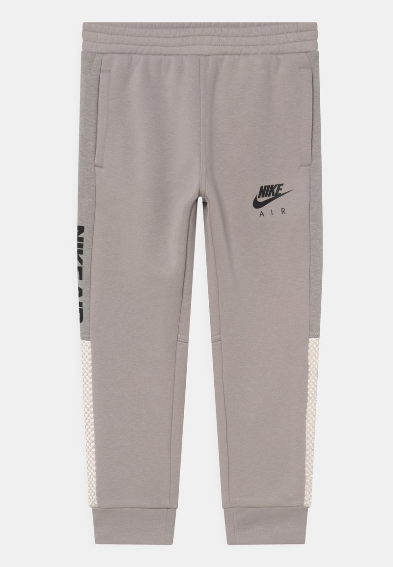 Kinder Jumpsuits & Playsuits | Nike Sportswear AIR CREW PANT SET Trainingsanzug iron ore/grau - XZ32211 Kinder Jumpsuits & Playsuits | Nike Sportswear AIR CREW PANT SET Trainingsanzug iron ore/grau - XZ32211