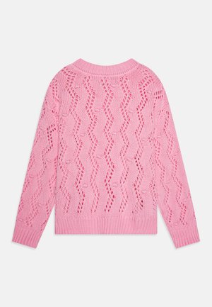 Rožinė megzta palaidinė su bangų raštu, apvalia kaklo iškirpte ir raukinių rankovėmis. Atvira audimo struktūra pagerina oro pralaidumą ir dizaino detales.