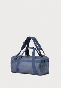 Bolsa de deporte de la marina fabricada con tejido duradero, cuenta con dos asas robustas, una correa de hombro ajustable y un bolsillo lateral con "35L" impreso.