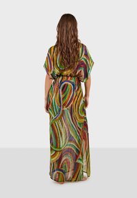 Robe longue de style kimono colorée, faite de tissu transparent, présentant un motif tourbillonnant multicolore dans des tons de vert, jaune, rouge et bleu.