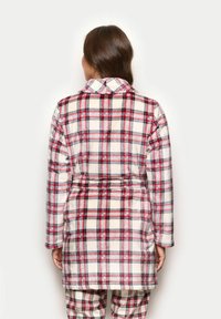 Halat de baie în carouri cu guler, realizat dintr-un material moale. Prezintă carouri roșii, negre și albe, textură plăcută și talie cu cordon.