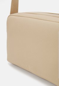 Calvin Klein Jeans ULTRALIGHT CAMERA BAG - Τσάντα χιαστί - porcelain sand