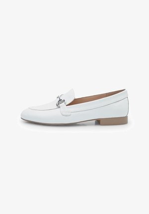 Mocassins en cuir blanc avec un talon plat, dotés d'un accent métallique à l'avant, d'une surface lisse et de détails cousus le long des bords.