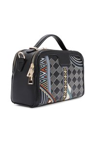 Bolso sintético negro con acentos metálicos, que presenta un patrón geométrico en azul, rojo y crema. Forma compacta y rectangular con un asa superior.