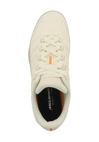 McLaren sneakers i creme med tekstureret overdel, snørelukning og orange akcent. Har polstret krave og logo på sort indersål.