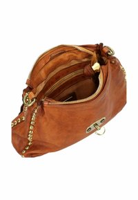 Borsa a tracolla in pelle marrone con hardware dorato. Scomparto principale con zip e tasche aggiuntive all'interno. Presenta componenti decorativi lungo la parte frontale.