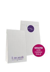 Sac cadeau blanc texturé avec un rabat, portant la marque violette "Lucardi juwelier" et un autocollant rond violet avec du texte blanc.
