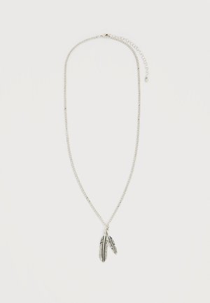 Ezüst lánc nyaklánc két részletes toll medállal, az egyik nagyobb, a másik kisebb, egyszerű fehér háttéren.