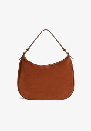 Bruine suède handtas met een gebogen vorm, voorzien van een enkele schouderriem en een subtiele stikselrand langs de rand.