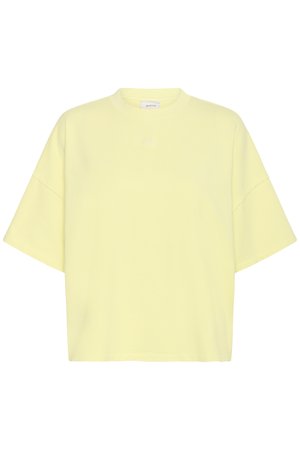 Φαρδιά κοντομάνικη μπλούζα σε ανοιχτό κίτρινο χρώμα με στρογγυλή λαιμόκοψη και διακριτικό μικρό λογότυπο στο κέντρο του στήθους.