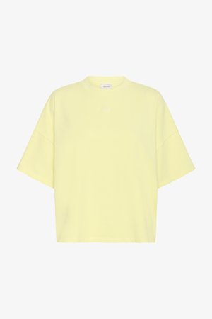 Lysegul kortærmet oversized T-shirt med rund hals og diskret lille logo centreret på brystet.