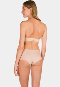 Beige strapless bikini top met een haaksluiting en een bijpassende hoge taille broek, met een gladde textuur en naadloos ontwerp.