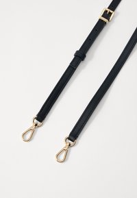 Schwarzes Lederarmband mit goldenem Beschlag, ausgestattet mit zwei Clip-Enden und einer verstellbaren Schnalle. Glatte Textur und klares, minimalistisches Design.