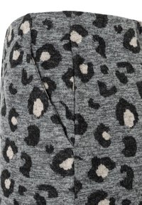 Grauer Stoff mit einem Leopardenmuster, das schwarze und beigefarbene Flecken zeigt. Die Textur wirkt weich und gestrickt, mit leichten Variationen in der Farbnuance.