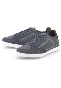 Niebieskie zamszowe i materiałowe sneakersy z białymi gumowymi podeszwami, ozdobione przeszyciami i siateczkowym językiem. Logo Geox po boku.