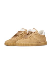 Sneakers beige con materiale testurizzato simile a pelliccia, suole di colore marrone chiaro, lacci coordinati e dettagli bianchi sul tallone, su sfondo bianco.