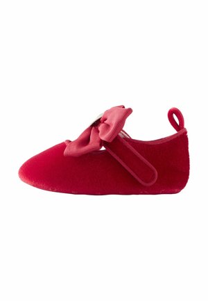 Czerwone sztywny buty z okrągłym noskiem, z dużą kokardą z przodu i małą pętlą z tyłu dla łatwego zakładania.