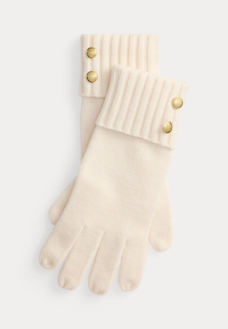 Cremefarbene Strickhandschuhe mit gerippten Bündchen, jeweils mit zwei goldfarbenen Zierknöpfen.