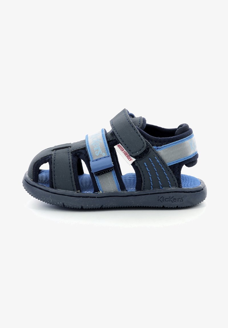 Sandale bleu foncé avec des brides ajustables, un design respirant et une semelle texturée. Matériau compatible avec l'eau avec un accent bleu clair.