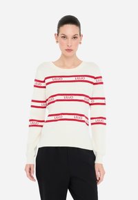 Maglione bianco lavorato a maglia con righe orizzontali rosse e marchio "LIU JO". Collo a giro e maniche lunghe, con polsini e orlo a coste.