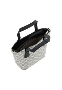 Sort og hvid mønstret totebag med to sorte håndtag, lynlås i toppen og en tekstureret indre foring; rektangulær form.