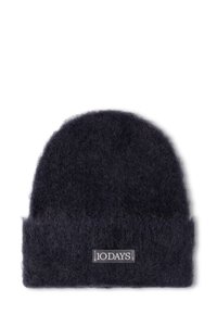 Donkergrijze wollen beanie met een zachte, fuzzy textuur, voorzien van een omgeslagen manchet en een klein merklabel aan de voorkant.